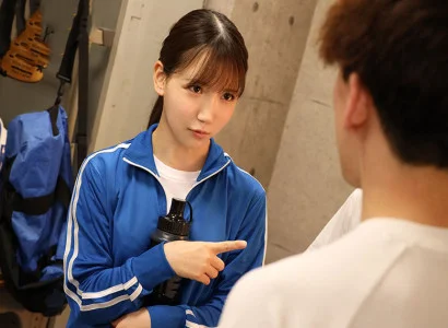 cô gái trẻ trong câu lạc bộ bóng đá quan hệ qua đường miệng và âm đạo với cô gái xinh