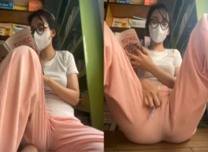 Bé vừa đọc sách vừa nhét sextoy vào lồn mà vẫn tỉnh bơ