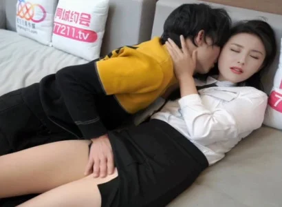Cô thư ký đẹp lén phục vụ sếp trong văn phòng vì tiền