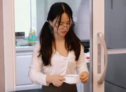 Người quen trong xóm cùng bạn học chịch