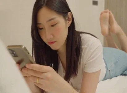 Chị ấy mây mưa với anh nhân viên giao hàng