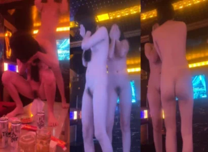 Nữ vũ công khiêu vũ thoát y đầy dâm dục trong phòng karaoke