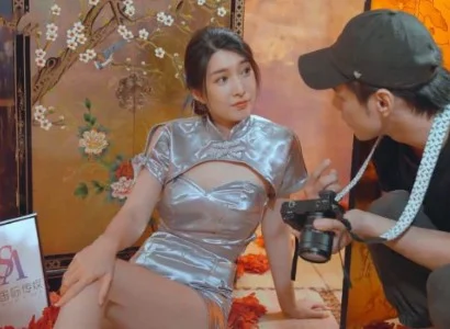 Anh thợ chụp ảnh tài hoa phang cô người mẫu xinh đẹp trong studio