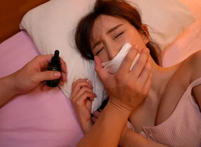 Người kia dùng thuốc mê cho cô em họ xinh đẹp mê mệt rồi quan hệ
